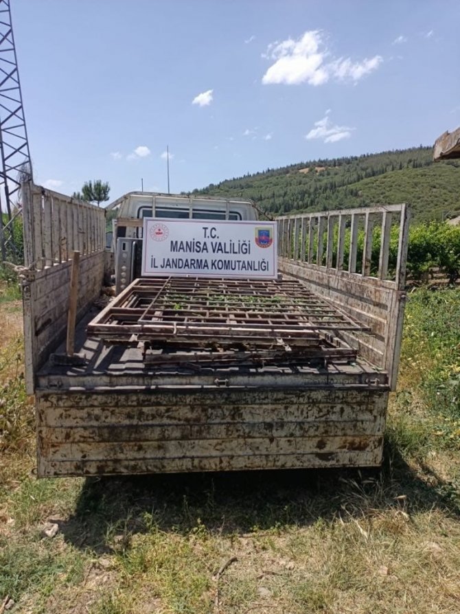 Manisa’da 20 Bin Tl Değerindeki Demiri Çalarken Yakalandılar