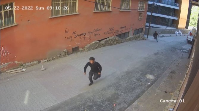 İ̇stanbul’da Kadına Kapkaç Şoku Kamerada: Görüntülü Görüşme Yaparken Çaldılar