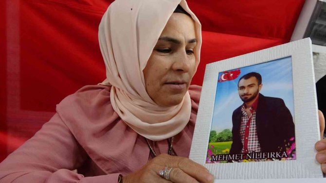 Evlat Nöbetindeki Anneden Hdp’lilere Çağrı: “Orayı Tercih Ediyorlarsa Kendi Çocuklarını Göndersinler”