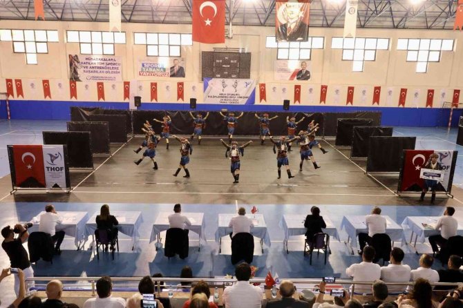 Tavas’ta Halk Oyunları Şöleni İzleyenleri Mest Etti