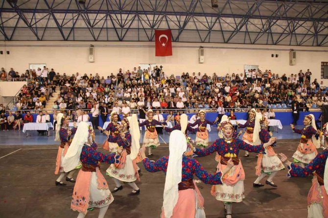 Tavas’ta Halk Oyunları Şöleni İzleyenleri Mest Etti