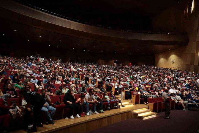 180 Kişilik Dev Kadro Dans Performanslarıyla Göz Kamaştırdı
