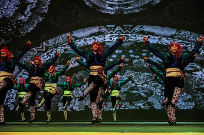 180 Kişilik Dev Kadro Dans Performanslarıyla Göz Kamaştırdı