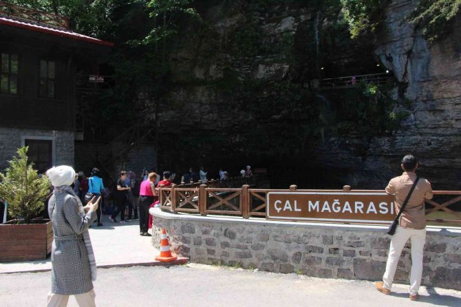 Bu Mağaraya En Çok Onlar İlgi Gösteriyor