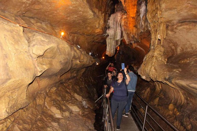Bu Mağaraya En Çok Onlar İlgi Gösteriyor