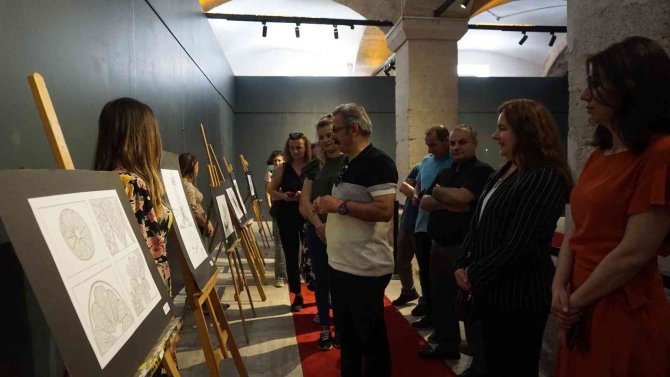 Sağlık Çalışanlarının Karakalem Sergisi Açıldı