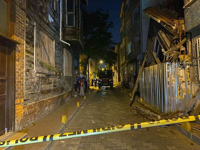 Fatih’te İki Katlı Ahşap Bina Çöktü, Mahalle Sakinleri Korku Dolu Anlar Yaşadı