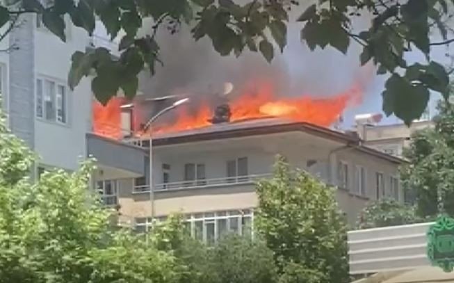 Tadilat Sırasında Çatı Alev Aldı, Binadakiler Büyük Korku Yaşadı