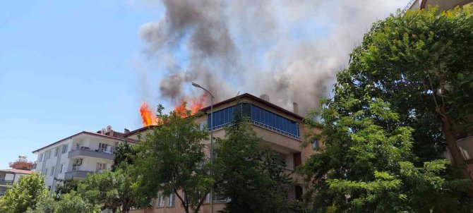 Tadilat Sırasında Çatı Alev Aldı, Binadakiler Büyük Korku Yaşadı