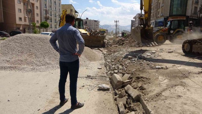 Yüksekova’da Kaldırım Yapım Çalışması