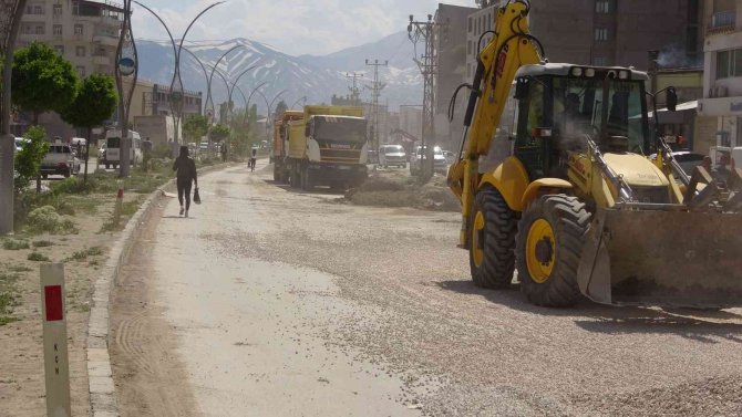 Yüksekova’da Kaldırım Yapım Çalışması