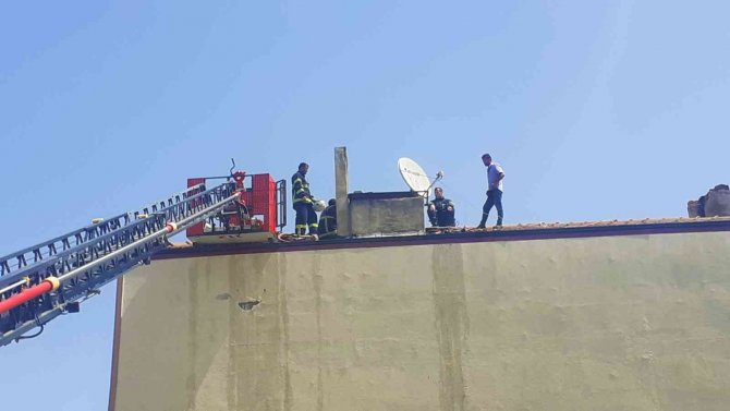 İ̇zolasyon Malzemeleri Bulunan Çatıda Yangın Çıktı