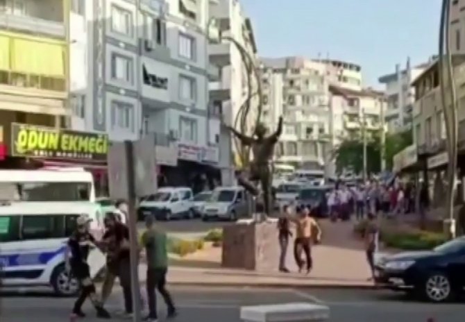 İ̇zmir’de Ceza Yazdı Diye Polise Böyle Saldırdılar