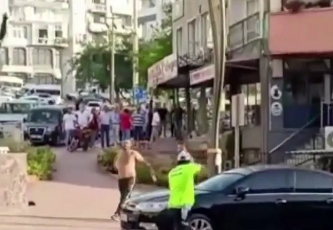 İ̇zmir’de Ceza Yazdı Diye Polise Böyle Saldırdılar