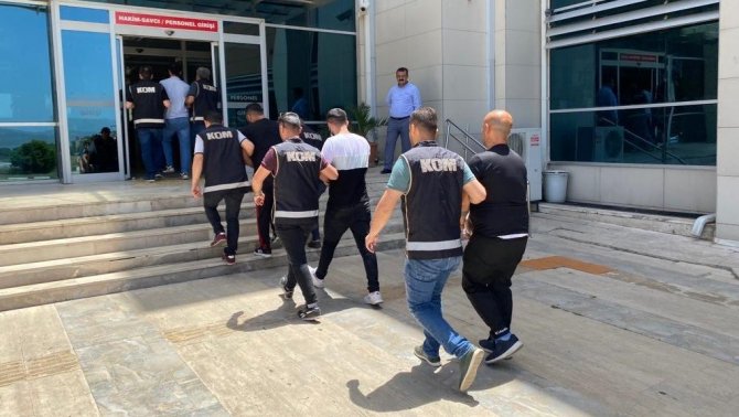 İ̇lişki Tuzağıyla Uygunsuz Fotoğraflar Çekip Şantaj Yapan Çete Çökertildi