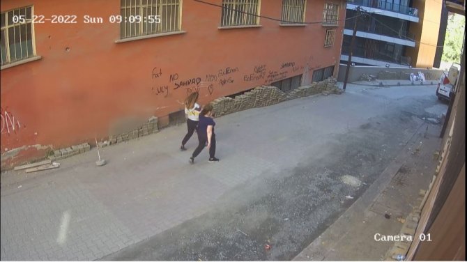 İ̇stanbul’da Kadına Kapkaç Şoku Kamerada: Görüntülü Görüşme Yaparken Çaldılar