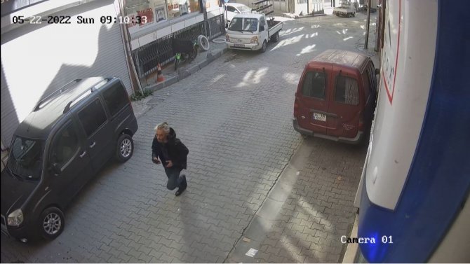 İ̇stanbul’da Kadına Kapkaç Şoku Kamerada: Görüntülü Görüşme Yaparken Çaldılar