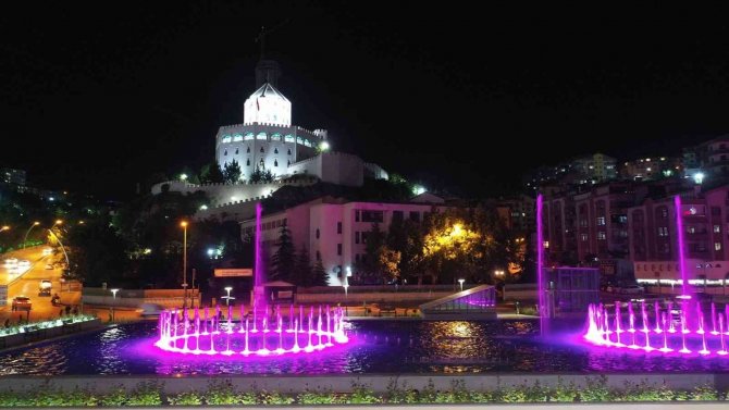 Yazın Gelişiyle Keçiören’deki Su Ve Gül Meydanı Renklendi