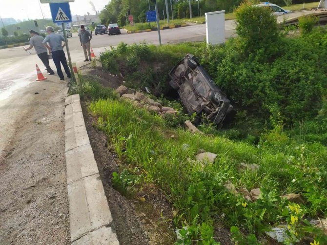 Kastamonu’da Otomobil Dereye Yuvarlandı: 2 Yaralı