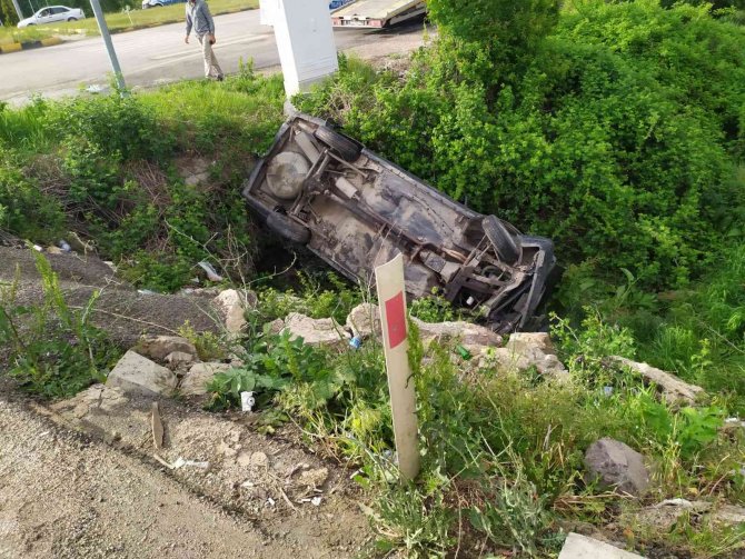 Kastamonu’da Otomobil Dereye Yuvarlandı: 2 Yaralı