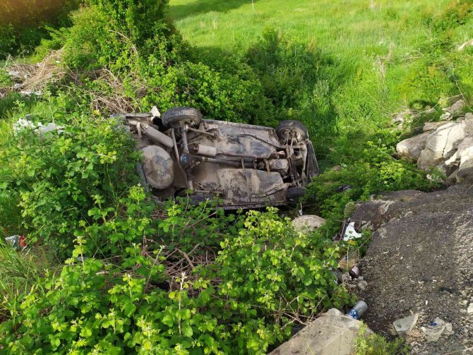 Kastamonu’da Otomobil Dereye Yuvarlandı: 2 Yaralı
