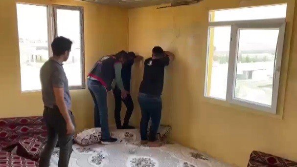 ’Sahte Polis Ve Savcı’ Şebekesini İ̇zmir Polisi Çökertti