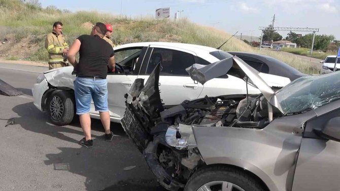 Kırıkkale’de İki Otomobil Çarpıştı: 5 Yaralı