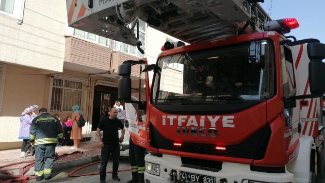 Binanın Çatısında Çıkan Yangın Korkuttu