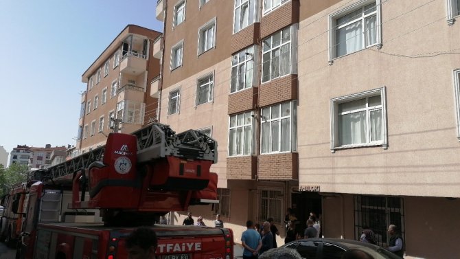 Binanın Çatısında Çıkan Yangın Korkuttu