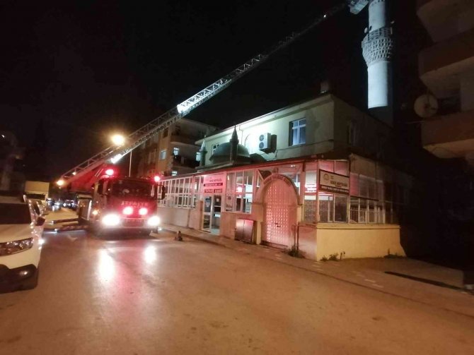 Cami Minaresinden Sarkan Sac Levhayı İtfaiye İndirdi