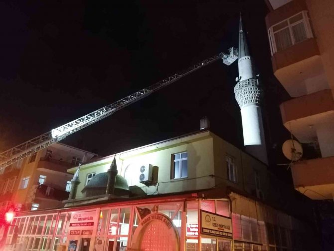Cami Minaresinden Sarkan Sac Levhayı İtfaiye İndirdi