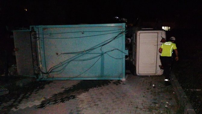 Yokuşta Geriye Kayan Çöp Kamyonu Devrildi