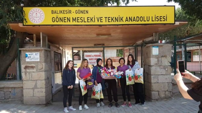 Ürettikleri Oyuncakları Kardeşlerine Hediye Ettiler