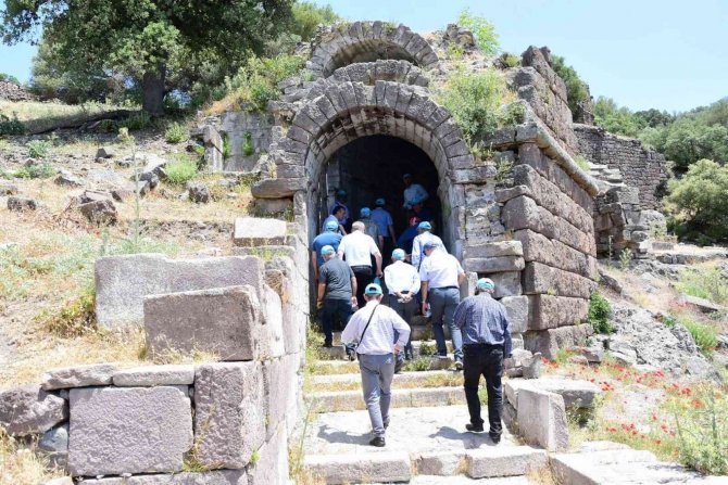 Büyükşehir Komisyon Üyeleri Aigai’de İncelemede Bulundu