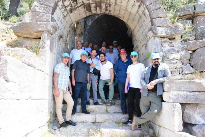 Büyükşehir Komisyon Üyeleri Aigai’de İncelemede Bulundu