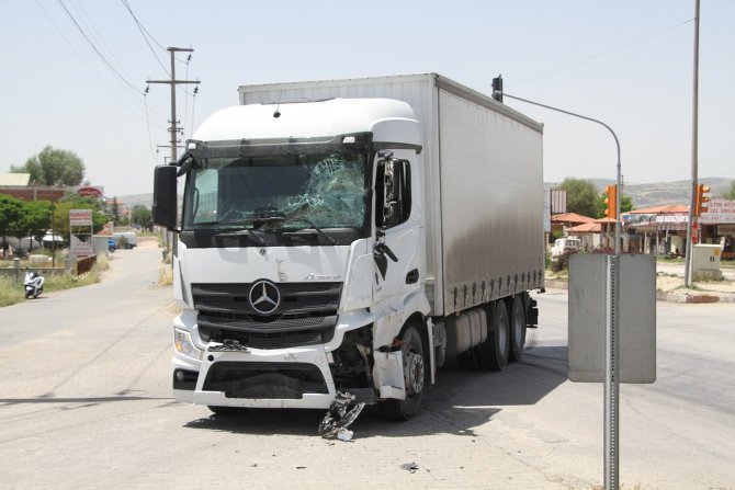 Tır İle Açık Kasa Kamyonet Çarpıştı: 1 Yaralı