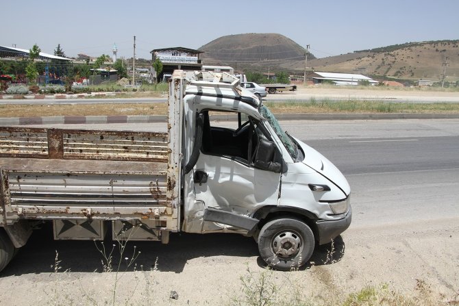 Tır İle Açık Kasa Kamyonet Çarpıştı: 1 Yaralı