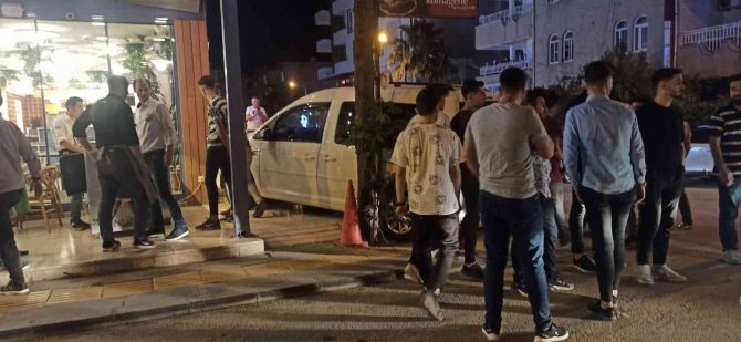 Mardin’de Hızını Alamayan Araç Kafeye Daldı