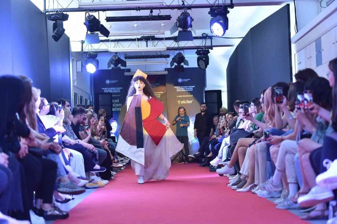 Tekstil Ve Moda Tasarım Öğrencilerinden Defile