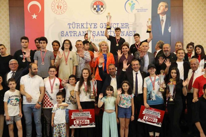 Türkiye Gençler Satranç Şampiyonasının Kazananları Ödüllerine Kavuştu
