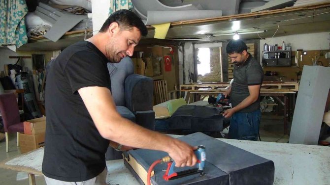 Mobilya Döşemecileri, 6 Bin Tl Maaşla Çalıştıracak Eleman Bulamıyor