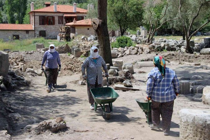 Arkeolojiye Kadınlardan Hassas Dokunuş
