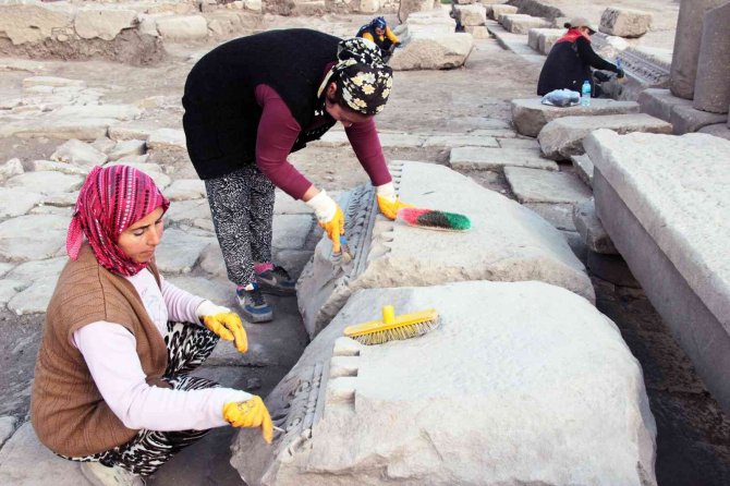 Arkeolojiye Kadınlardan Hassas Dokunuş