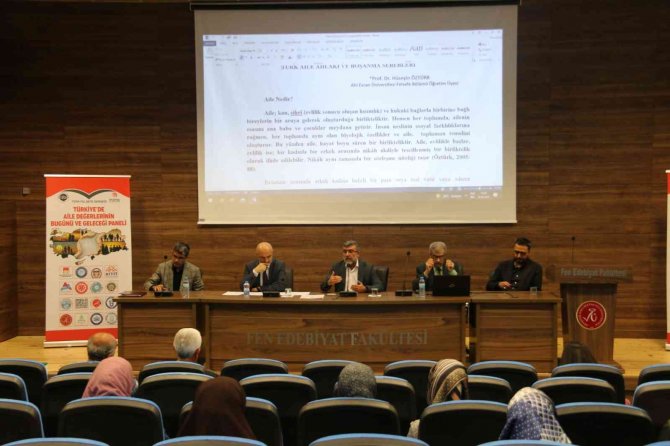 Nevü’de ‘Türkiye’de Aile Değerlerinin Bugünü Ve Geleceği’ Paneli Düzenlendi