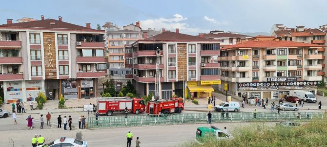 Apartman Yangını Büyümeden Söndürüldü