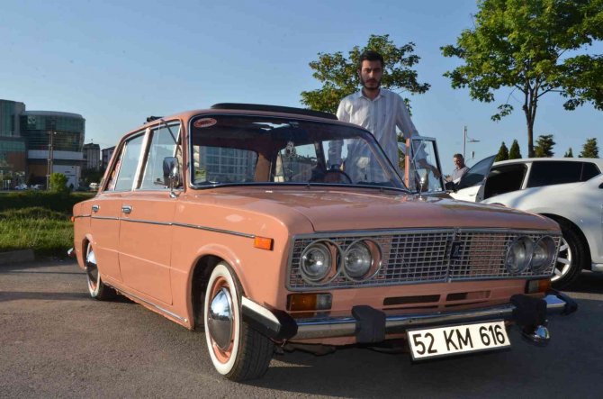 Yıpranmış Halde Satın Aldığı Araca 90 Bin Tl’lik Restorasyon Yaptı: Görenler Hayretle Bakıyor