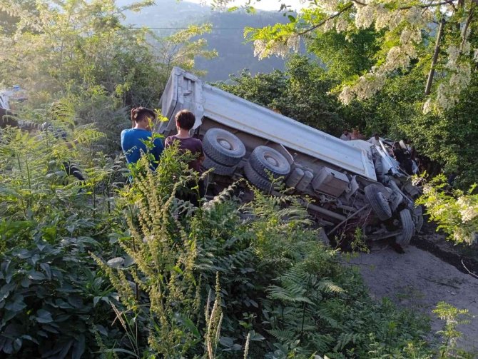 Ordu’da Çakıl Yüklü Kamyon Devrildi: 2 Yaralı