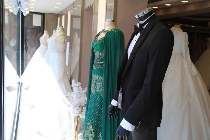 Gelinlikçilerde Yoğun Mesai Başladı, Taleplere Yetişmeye Çalışıyorlar