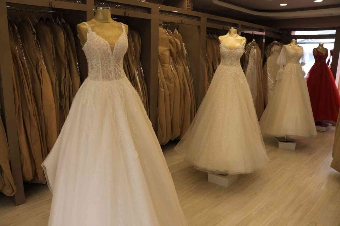 Gelinlikçilerde Yoğun Mesai Başladı, Taleplere Yetişmeye Çalışıyorlar