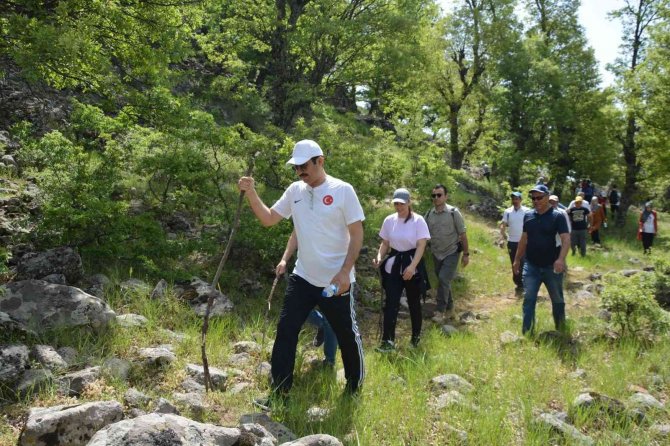 Selendi’nin Zirvesine Gençlik Ve Doğa Yürüyüşü Yapıldı